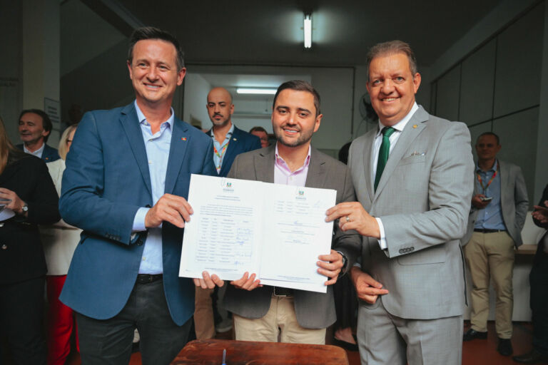Vice-governador e secretário assinam convênios com 17 cidades para recuperação de estradas
