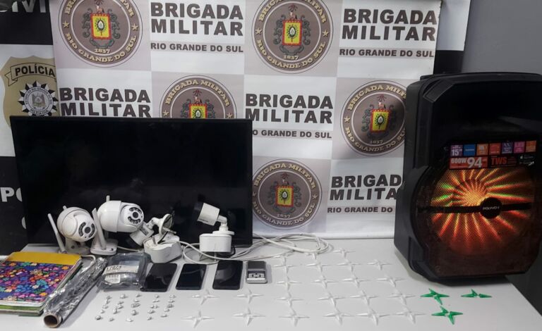 Brigada Militar apreende drogas e equipamentos ligados ao tráfico no bairro Getúlio Vargas, em Rio Grande