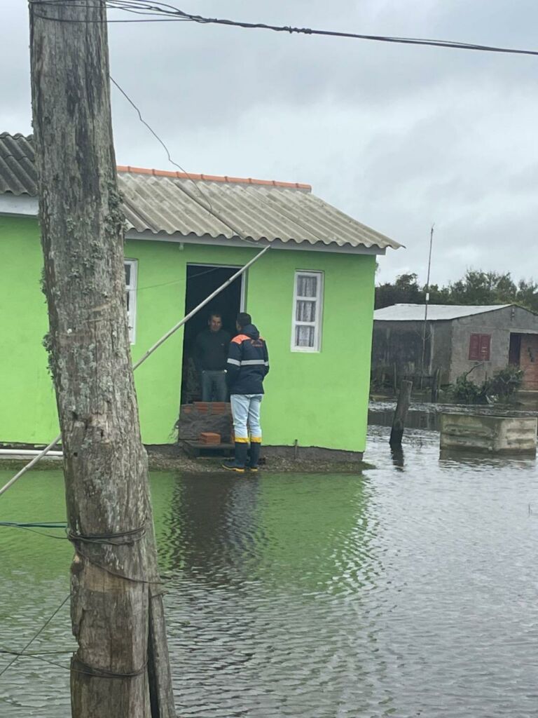 Defesa Civil visita ilhas em Rio Grande e monitora efeitos da cheia e dos ventos fortes