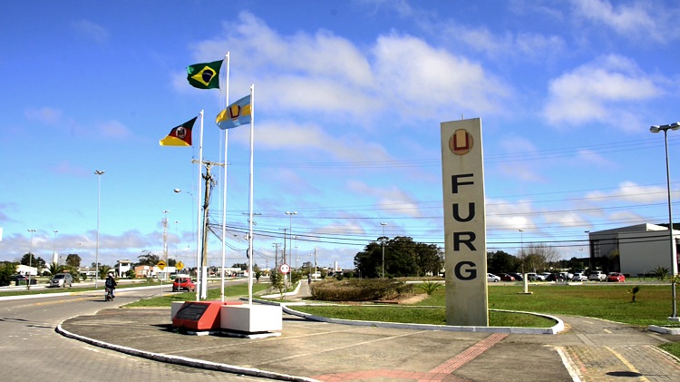 FURG celebra 56 anos com Assembleia Universitária e homenagens