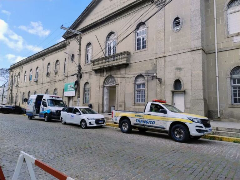 Limpeza no entorno da Santa Casa altera estacionamento em ruas de Rio Grande