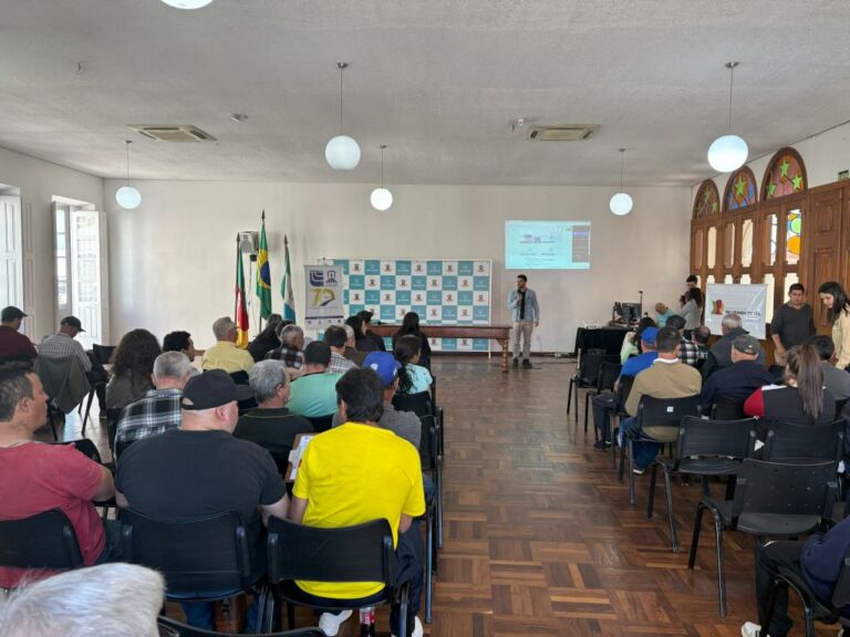 Integrantes do Executivo do Rio Grande participaram, nesta sexta-feira (19) à tarde, da última etapa das discussões sobre a revisão da Instrução Normativa Conjunta MMA/SEAP nº 03/2004, que estabelece as regras da atividade pesqueira no Estuário da Lagoa dos Patos. O encontro ocorreu no Salão Nobre Deputado Carlos Santos, na sede da Prefeitura, e reuniu representantes do setor pesqueiro, órgãos estaduais e federais, além de entidades de apoio técnico e científico.  A normativa define, entre outros pontos, o tamanho das embarcações permitidas – limitadas a até 12 metros – e equipamentos proibidos, além de exigir o licenciamento dos pescadores profissionais e o monitoramento por meio de planilhas de controle de pesca. A revisão busca atualizar e ajustar as regras às demandas da comunidade pesqueira, garantindo, ao mesmo tempo, sustentabilidade ambiental e segurança jurídica para a atividade.  Coordenada pela Secretaria Estadual de Desenvolvimento Rural (SDR/RS), por meio da Divisão de Pesca e Aquicultura, a reunião teve a participação do diretor Marlon Arenhardt, que avaliou de forma positiva os encaminhamentos. Também estiveram presentes o secretário municipal da Pesca e Aquicultura do Rio Grande, Luiz Gautério, gestores da Emater, representantes das comunidades de pescadores artesanais do Rio Grande, São José do Norte, Tavares, Pelotas e São Lourenço do Sul, além da equipe do Ministério da Pesca e Aquicultura (MPA), que acompanhou de forma online, em Brasília, e da superintendente do MPA no Estado, Ana Spinelli.  Na ocasião, foram debatidos pontos sensíveis relacionados à pesca do camarão e à pesca de emalhe, com encaminhamentos sobre número e tamanho de redes, além do tamanho mínimo do camarão permitido. A gerente de Pesca da Secretaria de Pesca e Aquicultura do Rio Grande, Mariana Pires, destacou que houve avanços significativos em torno de consensos entre os pescadores, especialmente em relação ao uso das redes para espécies como a tainha. Já a superintendente Ana Spinelli avaliou que o processo entrou em uma fase decisiva, que é a validação das propostas e a busca de consenso entre os diferentes atores.  As contribuições coletadas nas 18 consultas comunitárias realizadas nos cinco municípios do estuário servirão de base para a construção da proposta que será levada ao Sistema de Gestão Compartilhada da Pesca, instância que reúne o MPA, o Ministério do Meio Ambiente, IBAMA, ICMBio, entre outros órgãos.  Avanços e próximos passos  De acordo com o diretor da SDR, Marlon Arenhardt, a reunião representou a conclusão de uma primeira etapa, que consistiu no nivelamento das demandas levantadas e no encaminhamento de propostas ajustadas às necessidades locais. “Agora, iniciamos a discussão sobre as contrapartidas ambientais, fundamentais para garantir não apenas a continuidade da atividade pesqueira, mas também a preservação dos recursos para as futuras gerações. A partir dessas definições, passamos a uma fase mais técnica, em articulação com os Ministérios da Pesca e do Meio Ambiente”, afirmou.  Os encaminhamentos definidos no encontro serão debatidos junto à Universidade Federal do Rio Grande (FURG) e demais instituições de pesquisa, que irão contribuir com subsídios técnicos para a revisão normativa. Ainda em 2024, a expectativa é avançar para uma proposta consolidada, capaz de atualizar a IN 03/2004 e oferecer maior segurança jurídica para pescadores, ao mesmo tempo em que fortalece a fiscalização e a sustentabilidade ambiental no Estuário da Lagoa dos Patos