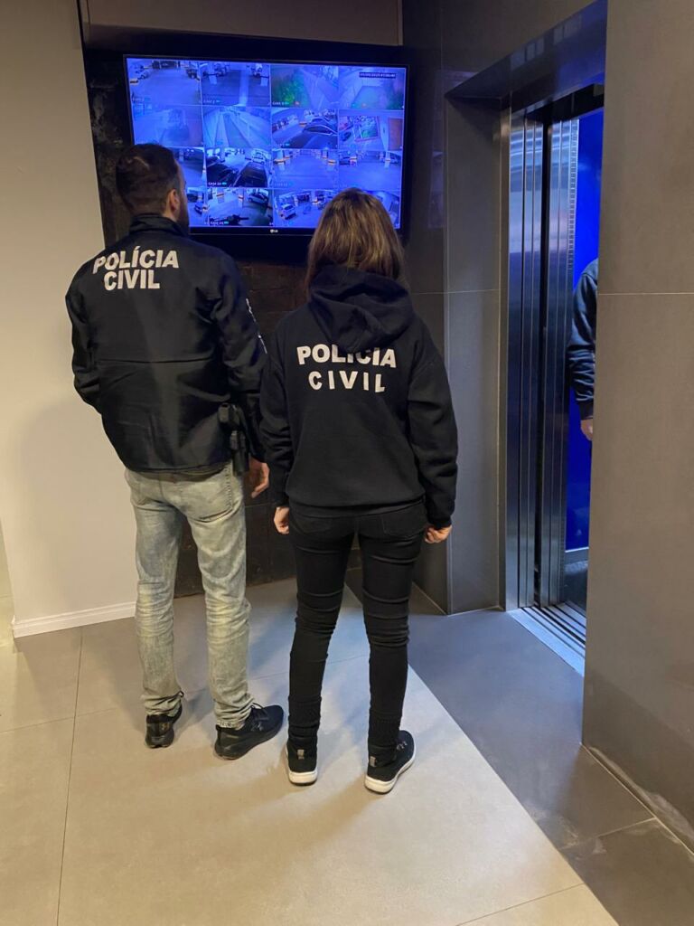 Polícia Civil cumpre mandado de busca contra advogada suspeita de golpes em clientes, em Rio Grande