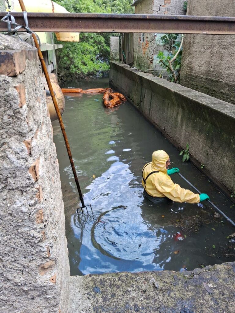 Crime ambiental: óleo queimado é despejado em rede pluvial e mobiliza autoridades em Rio Grande