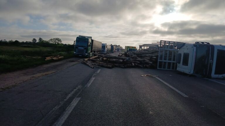 Tombamento de caminhão causa lentidão na BR-392 em Rio Grande