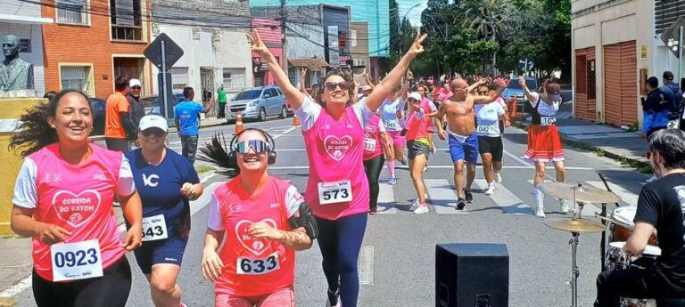 Ruas do centro do Rio Grande se enchem de cor e solidariedade na 13ª Corrida do Batom