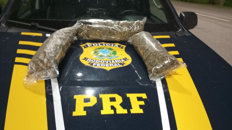 PRF prende mulher transportando 1,5 kg de skunk em ônibus em Capão do Leão