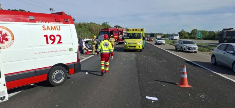 Engavetamento com carreta deixa duas pessoas feridas na BR-392