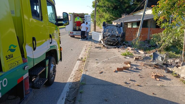 Veículo colide contra residência na BR-392, em Rio Grande