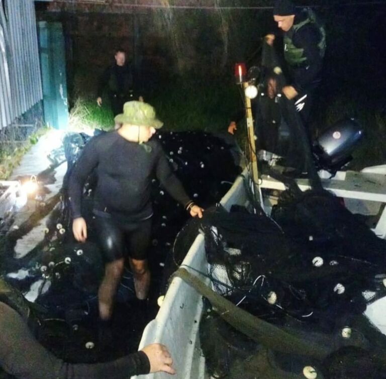 Brigada Militar apreende 1,8 km de redes, baterias e 28 kg de camarão em patrulhamento na Lagoa dos Patos