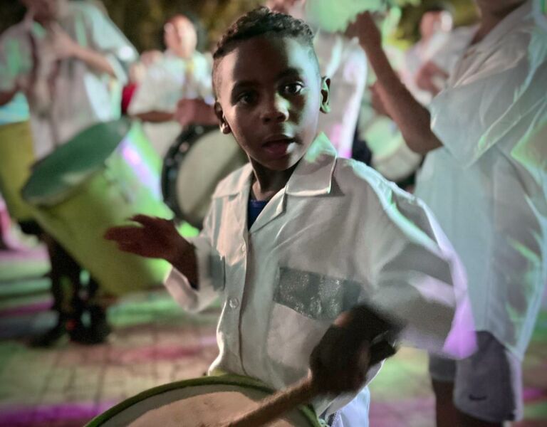 “Carnaval na Geribanda” conquista a população e reacende debate sobre desfiles no Centro
