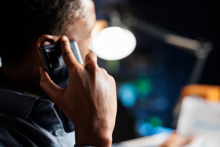 Procon alerta para golpe da “ligação silenciosa” e clonagem de voz com uso de inteligência artificial