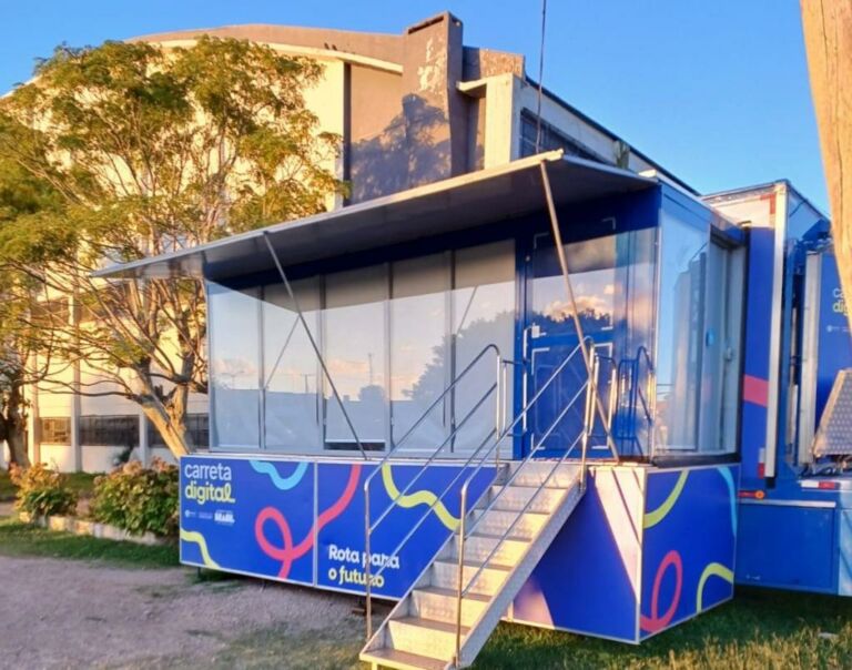 Carreta Digital é inaugurada em Rio Grande com cursos gratuitos para estudantes da rede pública