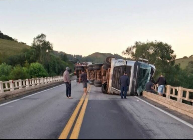 Carreta tomba e bloqueia BR-392, na região de Canguçu