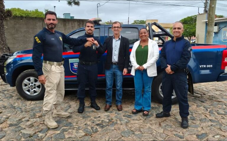 Guarda Municipal de São José do Norte recebe caminhonete da PRF para reforço na fiscalização da BR-101