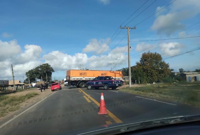 Carreta fica presa em guarda-corpo e interdita parte da BR-101, em São José do Norte