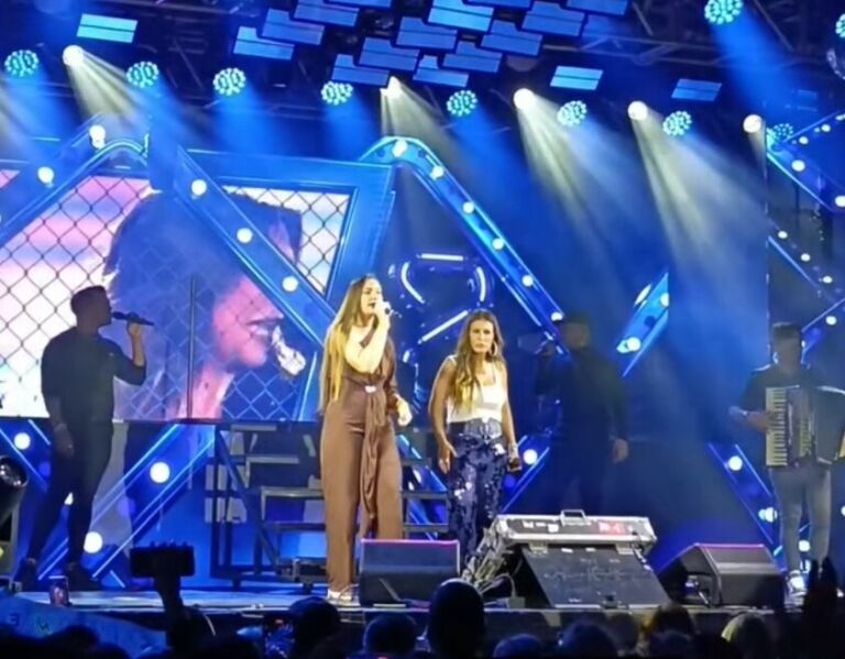 Cantora rio-grandina realiza sonho e sobe ao palco com Simone Mendes em Pelotas