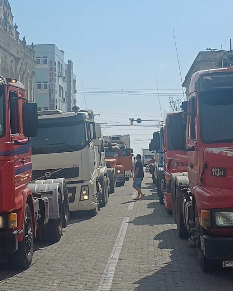 Caminhoneiros protestam em frente à prefeitura por melhorias no Distrito Industrial