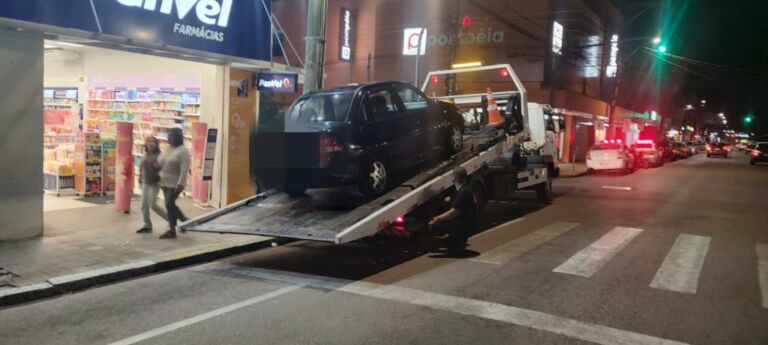 Motorista embriagado colide com placa de trânsito durante a madrugada, na Rua 24 de Maio
