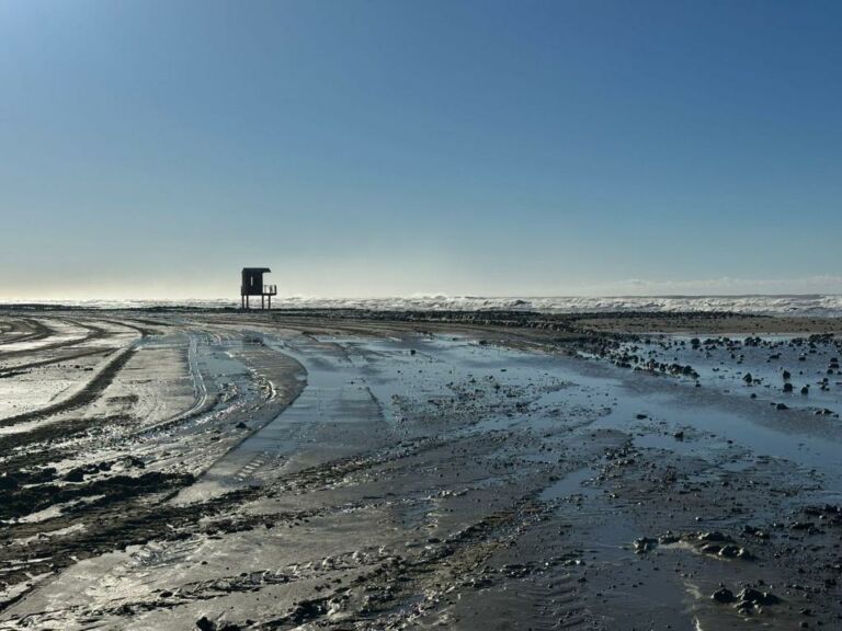 Dias de ressaca resultam em aumento de barro na orla da Praia do Cassino