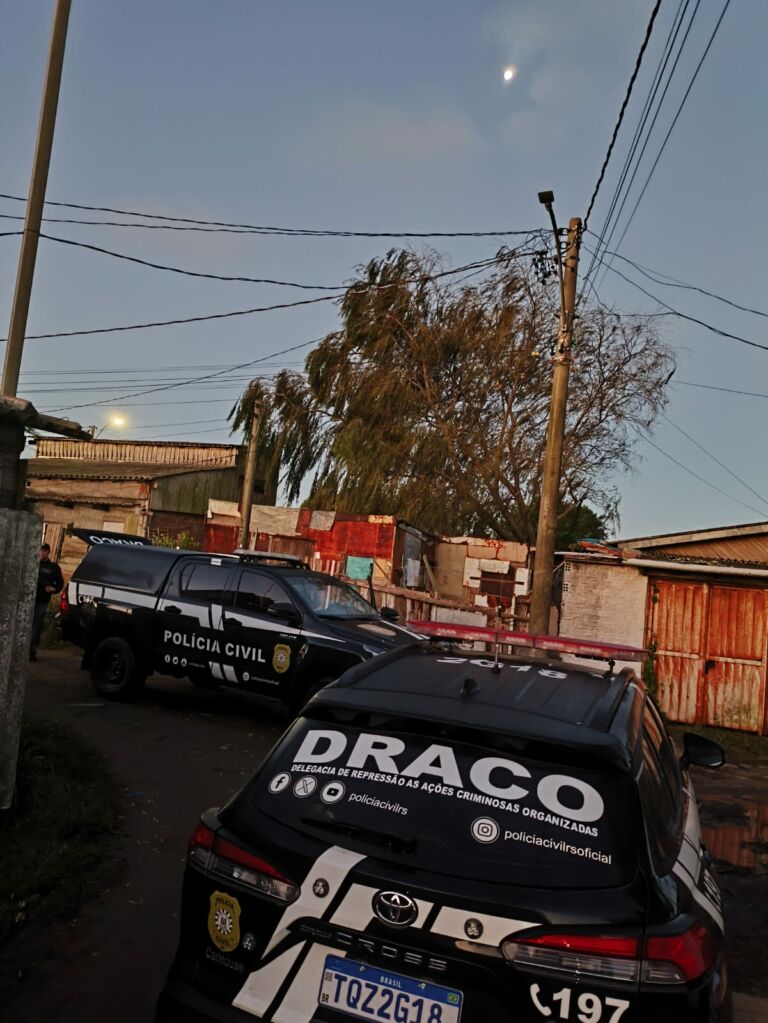 Polícia prende dois suspeitos de roubo a residência no Cassino