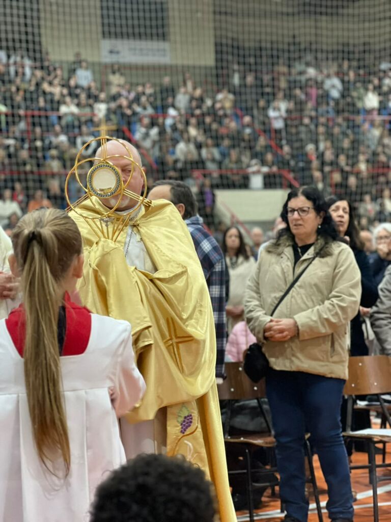 Fiéis celebram Corpus Christi com missa, procissão e ação solidária em Rio Grande