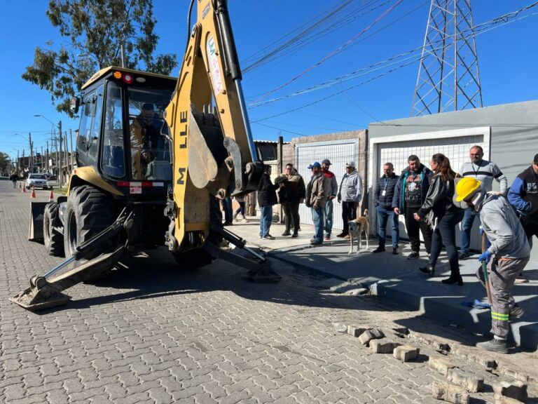 Começam as obras da rede de água na Rua Arlindo Rodrigues da Silva, antiga Rua das Cocheiras