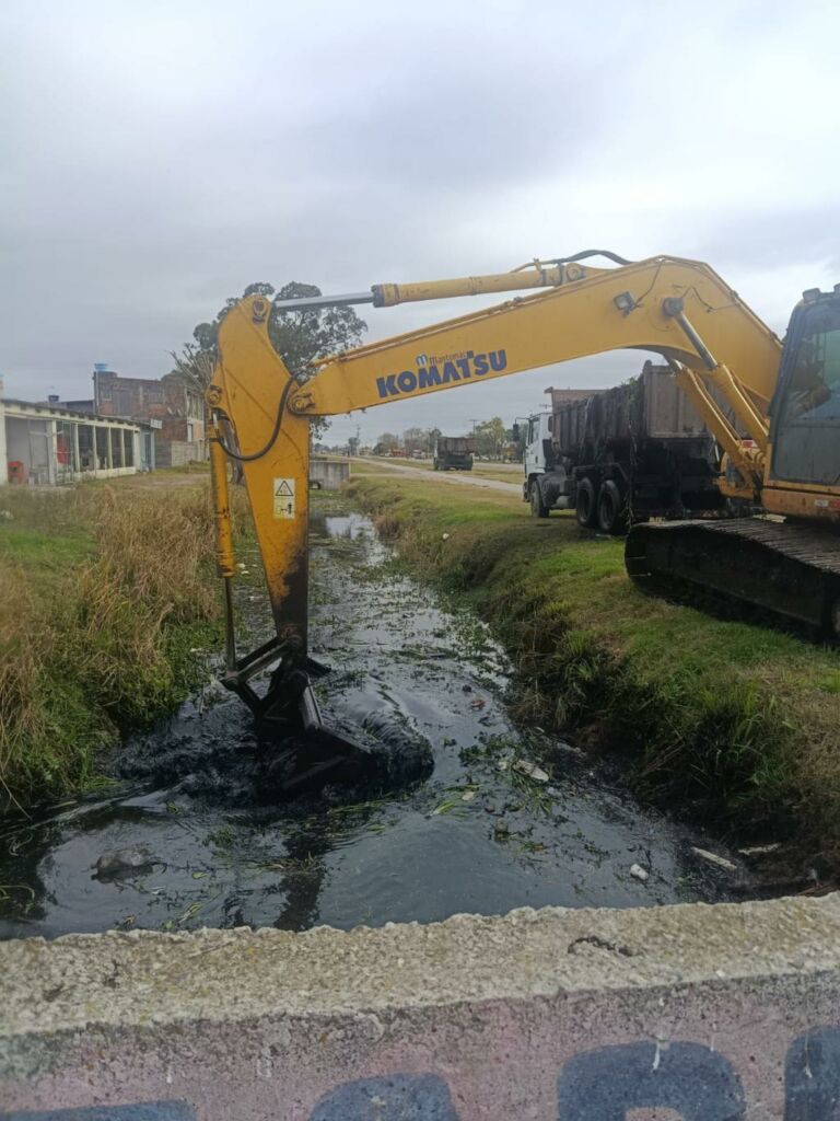 Limpeza das valas da Rua Roberto Socoowski é realizada por equipes da Infraestrutura