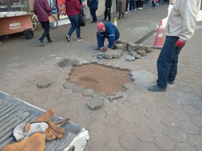Tubulação é reparada no Calçadão da General Bacelar em Rio Grande